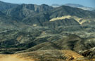 <center>
A l'ouest de la Namibie, au bord du fleuve-frontière Kunene.<br>
Un regard sur les imposantes montagnes rocheuses de l'Angola. angola, namibie, montagnes rocheuses, 